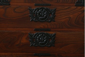 中古　岩谷堂箪笥　力強い杢目と重厚感ある金具が魅力の和箪笥　(R-072749)