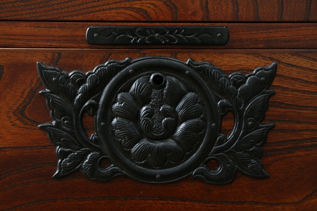 中古　岩谷堂箪笥　力強い杢目と重厚感ある金具が魅力の和箪笥　(R-072749)