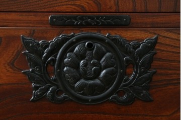 中古　岩谷堂箪笥　力強い杢目と重厚感ある金具が魅力の和箪笥　(R-072749)