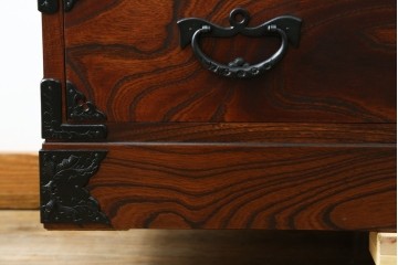 中古　岩谷堂箪笥　力強い杢目と重厚感ある金具が魅力の和箪笥　(R-072749)