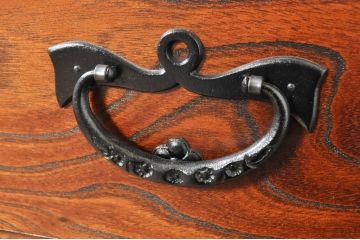 中古　岩谷堂箪笥　力強い杢目と重厚感ある金具が魅力の和箪笥(和タンス、整理箪笥、衣装タンス、収納たんす、引き出し、サイドチェスト)(R-072749)