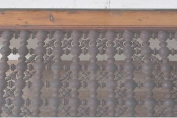 アジアンアンティーク　ロクロ　轆轤(ろくろ)　挽き物　一風変わった天板飾りが魅力的な唐木材製ローテーブル(センターテーブル、リビングテーブル、座卓)(R-072750)