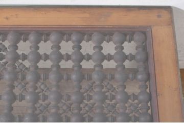 アジアンアンティーク　ロクロ　轆轤(ろくろ)　挽き物　一風変わった天板飾りが魅力的な唐木材製ローテーブル(センターテーブル、リビングテーブル、座卓)(R-072750)