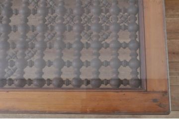 アジアンアンティーク　ロクロ　轆轤(ろくろ)　挽き物　一風変わった天板飾りが魅力的な唐木材製ローテーブル(センターテーブル、リビングテーブル、座卓)(R-072750)