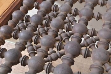 アジアンアンティーク　ロクロ　轆轤(ろくろ)　挽き物　一風変わった天板飾りが魅力的な唐木材製ローテーブル(センターテーブル、リビングテーブル、座卓)(R-072750)