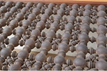 アジアンアンティーク　ロクロ　轆轤(ろくろ)　挽き物　一風変わった天板飾りが魅力的な唐木材製ローテーブル(センターテーブル、リビングテーブル、座卓)(R-072750)
