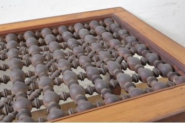 アジアンアンティーク　ロクロ　轆轤(ろくろ)　挽き物　一風変わった天板飾りが魅力的な唐木材製ローテーブル(センターテーブル、リビングテーブル、座卓)(R-072750)