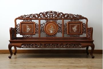 和製ビンテージ　総花梨(カリン)材　象嵌入り　凝ったデザインの彫刻が魅力のベンチ(長椅子、長イス、板座チェア、3人掛けソファ、3人掛けベンチ、ヴィンテージ)(R-072753)
