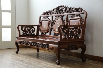 和製ビンテージ　総花梨(カリン)材　象嵌入り　凝ったデザインの彫刻が魅力のベンチ(長椅子、長イス、板座チェア、3人掛けソファ、3人掛けベンチ、ヴィンテージ)(R-072753)