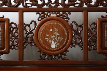和製ビンテージ　総花梨(カリン)材　象嵌入り　凝ったデザインの彫刻が魅力のベンチ(長椅子、長イス、板座チェア、3人掛けソファ、3人掛けベンチ、ヴィンテージ)(R-072753)