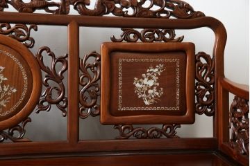 和製ビンテージ　総花梨(カリン)材　象嵌入り　凝ったデザインの彫刻が魅力のベンチ(長椅子、長イス、板座チェア、3人掛けソファ、3人掛けベンチ、ヴィンテージ)(R-072753)