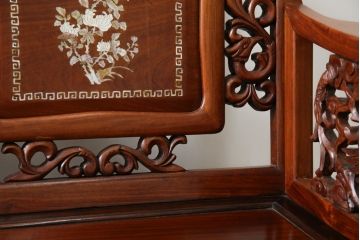 和製ビンテージ　総花梨(カリン)材　象嵌入り　凝ったデザインの彫刻が魅力のベンチ(長椅子、長イス、板座チェア、3人掛けソファ、3人掛けベンチ、ヴィンテージ)(R-072753)