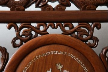 和製ビンテージ　総花梨(カリン)材　象嵌入り　凝ったデザインの彫刻が魅力のベンチ(長椅子、長イス、板座チェア、3人掛けソファ、3人掛けベンチ、ヴィンテージ)(R-072753)