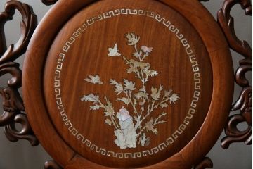 和製ビンテージ　総花梨(カリン)材　象嵌入り　凝ったデザインの彫刻が魅力のベンチ(長椅子、長イス、板座チェア、3人掛けソファ、3人掛けベンチ、ヴィンテージ)(R-072753)
