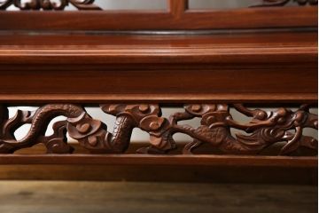和製ビンテージ　総花梨(カリン)材　象嵌入り　凝ったデザインの彫刻が魅力のベンチ(長椅子、長イス、板座チェア、3人掛けソファ、3人掛けベンチ、ヴィンテージ)(R-072753)