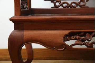 和製ビンテージ　総花梨(カリン)材　象嵌入り　凝ったデザインの彫刻が魅力のベンチ(長椅子、長イス、板座チェア、3人掛けソファ、3人掛けベンチ、ヴィンテージ)(R-072753)