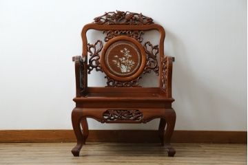 和製ビンテージ　総花梨(カリン)材　象嵌入り　凝ったデザインの彫刻が魅力のアームチェア(一人掛け、ダイニングチェア、椅子、イス、板座チェア、ヴィンテージ)(R-072754)