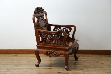 和製ビンテージ　総花梨(カリン)材　象嵌入り　凝ったデザインの彫刻が魅力のアームチェア(一人掛け、ダイニングチェア、椅子、イス、板座チェア、ヴィンテージ)(R-072754)