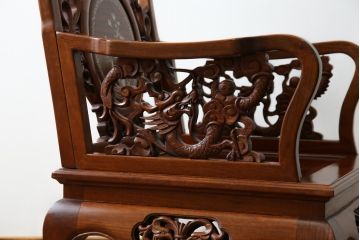 和製ビンテージ　総花梨(カリン)材　象嵌入り　凝ったデザインの彫刻が魅力のアームチェア(一人掛け、ダイニングチェア、椅子、イス、板座チェア、ヴィンテージ)(R-072754)