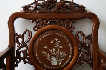 和製ビンテージ　総花梨(カリン)材　象嵌入り　凝ったデザインの彫刻が魅力のアームチェア(一人掛け、ダイニングチェア、椅子、イス、板座チェア、ヴィンテージ)(R-072754)