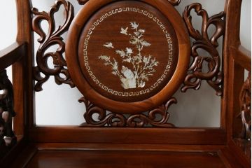 和製ビンテージ　総花梨(カリン)材　象嵌入り　凝ったデザインの彫刻が魅力のアームチェア(一人掛け、ダイニングチェア、椅子、イス、板座チェア、ヴィンテージ)(R-072754)