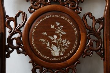 和製ビンテージ　総花梨(カリン)材　象嵌入り　凝ったデザインの彫刻が魅力のアームチェア(一人掛け、ダイニングチェア、椅子、イス、板座チェア、ヴィンテージ)(R-072754)