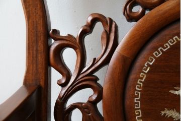 和製ビンテージ　総花梨(カリン)材　象嵌入り　凝ったデザインの彫刻が魅力のアームチェア(一人掛け、ダイニングチェア、椅子、イス、板座チェア、ヴィンテージ)(R-072754)