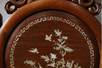 和製ビンテージ　総花梨(カリン)材　象嵌入り　凝ったデザインの彫刻が魅力のアームチェア(一人掛け、ダイニングチェア、椅子、イス、板座チェア、ヴィンテージ)(R-072754)