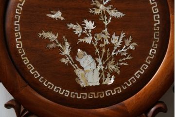 和製ビンテージ　総花梨(カリン)材　象嵌入り　凝ったデザインの彫刻が魅力のアームチェア(一人掛け、ダイニングチェア、椅子、イス、板座チェア、ヴィンテージ)(R-072754)