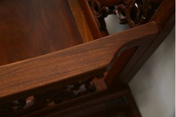 和製ビンテージ　総花梨(カリン)材　象嵌入り　凝ったデザインの彫刻が魅力のアームチェア(一人掛け、ダイニングチェア、椅子、イス、板座チェア、ヴィンテージ)(R-072754)
