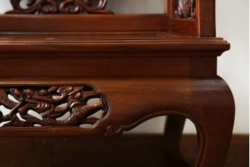 和製ビンテージ　総花梨(カリン)材　象嵌入り　凝ったデザインの彫刻が魅力のアームチェア(一人掛け、ダイニングチェア、椅子、イス、板座チェア、ヴィンテージ)(R-072754)