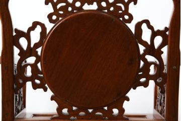 和製ビンテージ　総花梨(カリン)材　象嵌入り　凝ったデザインの彫刻が魅力のアームチェア(一人掛け、ダイニングチェア、椅子、イス、板座チェア、ヴィンテージ)(R-072754)