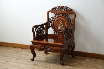和製ビンテージ　総花梨(カリン)材　象嵌入り　凝ったデザインの彫刻が魅力のアームチェア(一人掛け、ダイニングチェア、椅子、イス、板座チェア、ヴィンテージ)(R-072755)