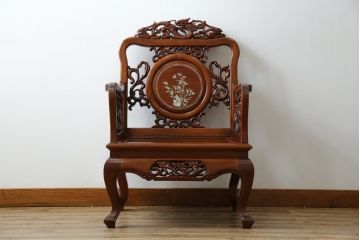 和製ビンテージ　総花梨(カリン)材　象嵌入り　凝ったデザインの彫刻が魅力のアームチェア(一人掛け、ダイニングチェア、椅子、イス、板座チェア、ヴィンテージ)(R-072755)