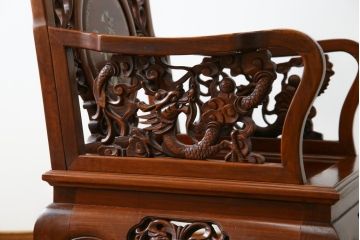 和製ビンテージ　総花梨(カリン)材　象嵌入り　凝ったデザインの彫刻が魅力のアームチェア(一人掛け、ダイニングチェア、椅子、イス、板座チェア、ヴィンテージ)(R-072755)