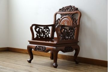 和製ビンテージ　総花梨(カリン)材　象嵌入り　凝ったデザインの彫刻が魅力のアームチェア(一人掛け、ダイニングチェア、椅子、イス、板座チェア、ヴィンテージ)(R-072755)