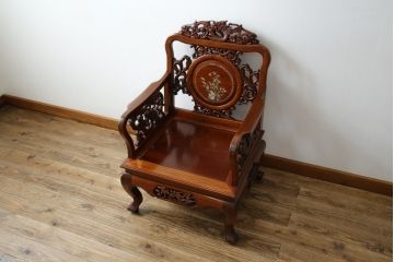 和製ビンテージ　総花梨(カリン)材　象嵌入り　凝ったデザインの彫刻が魅力のアームチェア(一人掛け、ダイニングチェア、椅子、イス、板座チェア、ヴィンテージ)(R-072755)