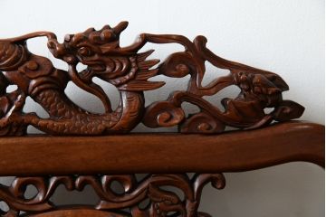 和製ビンテージ　総花梨(カリン)材　象嵌入り　凝ったデザインの彫刻が魅力のアームチェア(一人掛け、ダイニングチェア、椅子、イス、板座チェア、ヴィンテージ)(R-072755)