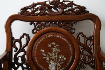 和製ビンテージ　総花梨(カリン)材　象嵌入り　凝ったデザインの彫刻が魅力のアームチェア(一人掛け、ダイニングチェア、椅子、イス、板座チェア、ヴィンテージ)(R-072755)