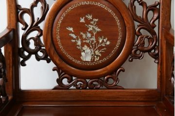 和製ビンテージ　総花梨(カリン)材　象嵌入り　凝ったデザインの彫刻が魅力のアームチェア(一人掛け、ダイニングチェア、椅子、イス、板座チェア、ヴィンテージ)(R-072755)