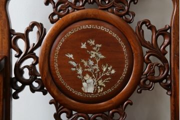 和製ビンテージ　総花梨(カリン)材　象嵌入り　凝ったデザインの彫刻が魅力のアームチェア(一人掛け、ダイニングチェア、椅子、イス、板座チェア、ヴィンテージ)(R-072755)