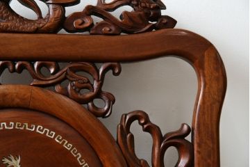 和製ビンテージ　総花梨(カリン)材　象嵌入り　凝ったデザインの彫刻が魅力のアームチェア(一人掛け、ダイニングチェア、椅子、イス、板座チェア、ヴィンテージ)(R-072755)