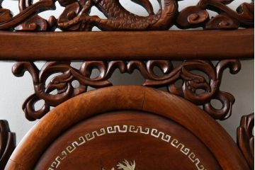 和製ビンテージ　総花梨(カリン)材　象嵌入り　凝ったデザインの彫刻が魅力のアームチェア(一人掛け、ダイニングチェア、椅子、イス、板座チェア、ヴィンテージ)(R-072755)