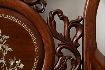 和製ビンテージ　総花梨(カリン)材　象嵌入り　凝ったデザインの彫刻が魅力のアームチェア(一人掛け、ダイニングチェア、椅子、イス、板座チェア、ヴィンテージ)(R-072755)