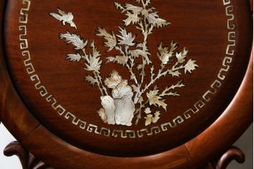 和製ビンテージ　総花梨(カリン)材　象嵌入り　凝ったデザインの彫刻が魅力のアームチェア(一人掛け、ダイニングチェア、椅子、イス、板座チェア、ヴィンテージ)(R-072755)