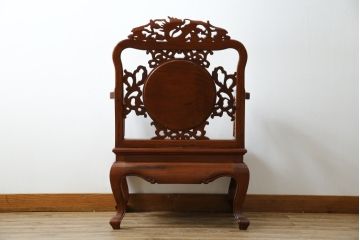 和製ビンテージ　総花梨(カリン)材　象嵌入り　凝ったデザインの彫刻が魅力のアームチェア(一人掛け、ダイニングチェア、椅子、イス、板座チェア、ヴィンテージ)(R-072755)