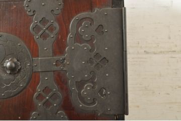 和製アンティーク　前面栗材　桜丸金具　年月を経た趣のある色合いが魅力的な重ね米沢箪笥(収納箪笥、衣装箪笥、小箪笥、時代箪笥)(R-072769)