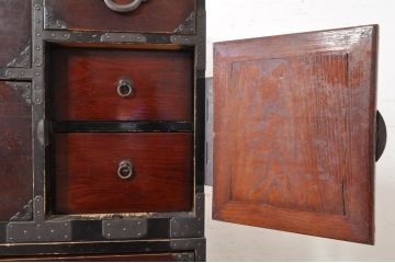 和製アンティーク　前面栗材　桜丸金具　年月を経た趣のある色合いが魅力的な重ね米沢箪笥(収納箪笥、衣装箪笥、小箪笥、時代箪笥)(R-072769)