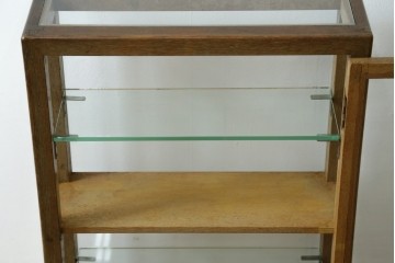 和製アンティーク　希少サイズ!!　レトロな雰囲気漂う薄型壁掛けガラスケース　(R-072773)
