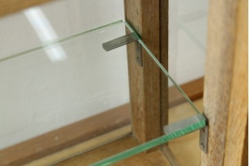 和製アンティーク　希少サイズ!!　レトロな雰囲気漂う薄型壁掛けガラスケース　(R-072773)